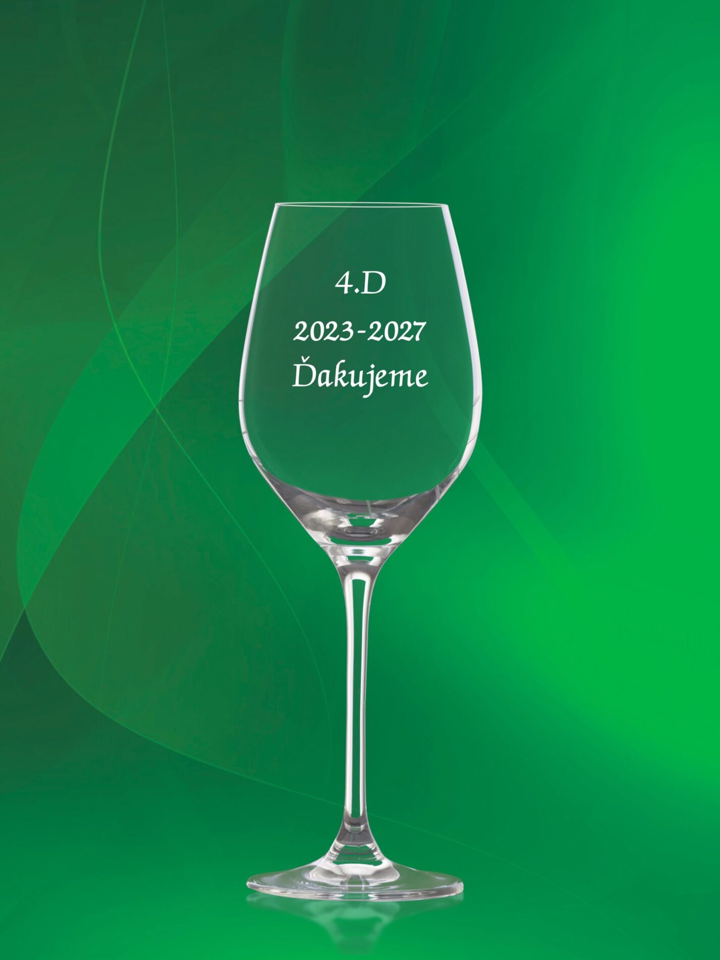 Detailné gravírovanie na čaše na stužkovú pre profesorov.