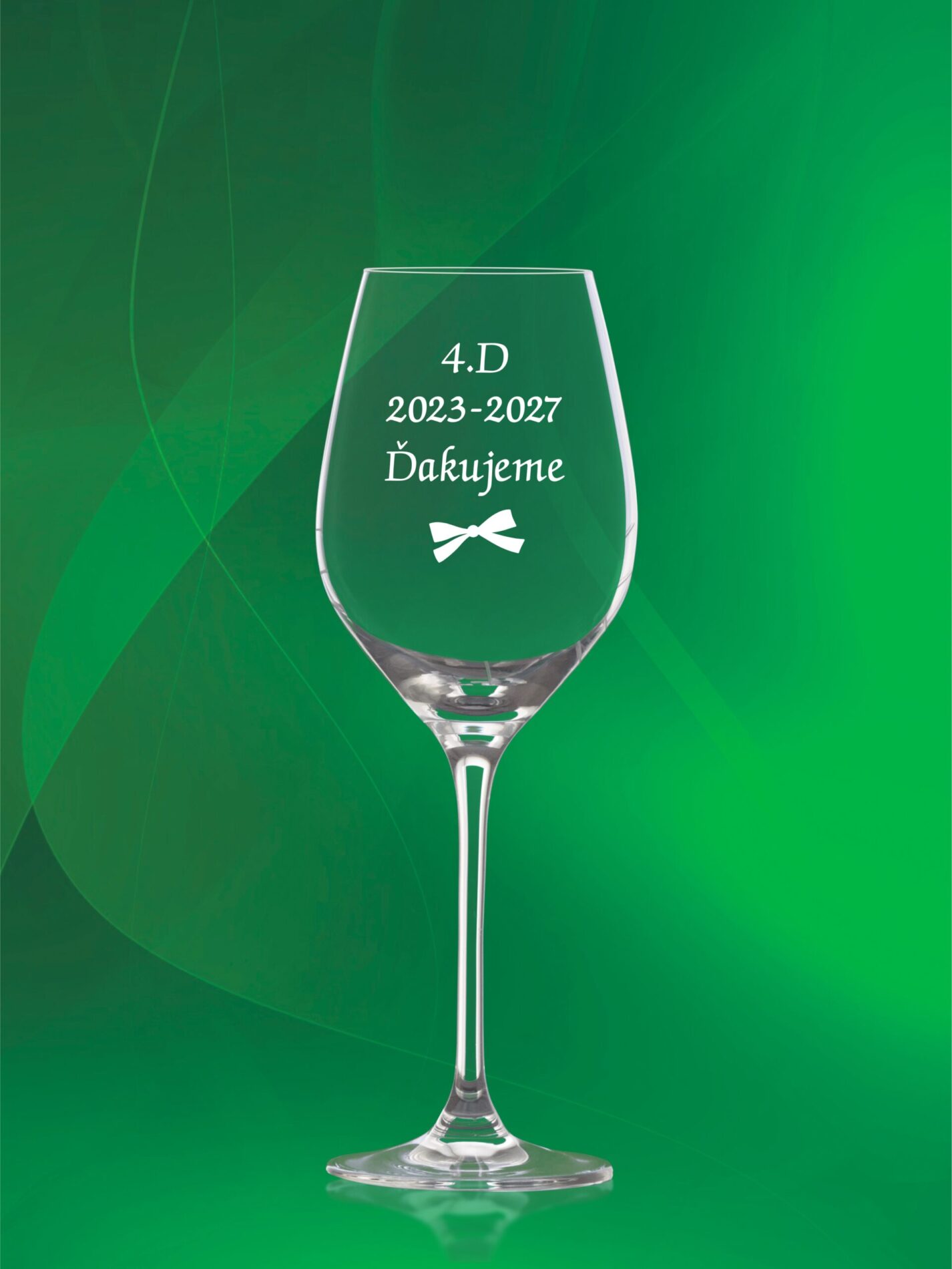 Detailné gravírovanie na čaše na stužkovú pre profesorov.