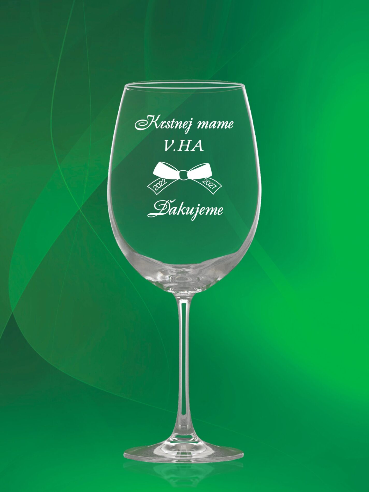 Detailné gravírovanie na čaše na stužkovú pre profesorov.