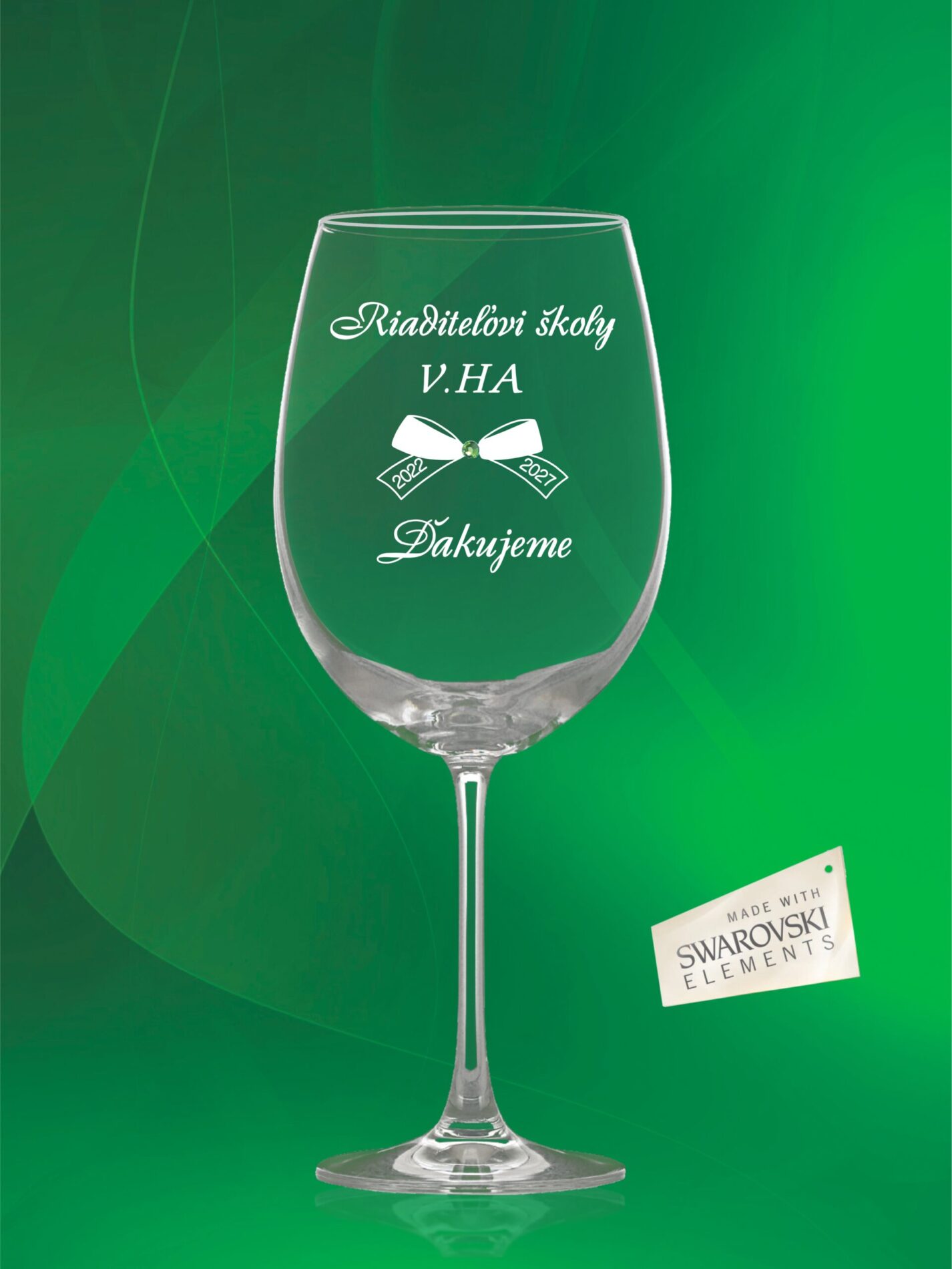 Detailné gravírovanie na čaše na stužkovú pre profesorov.