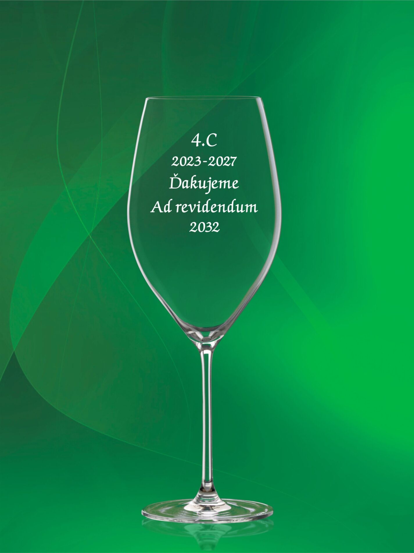 Detailné gravírovanie na čaše na stužkovú pre profesorov.