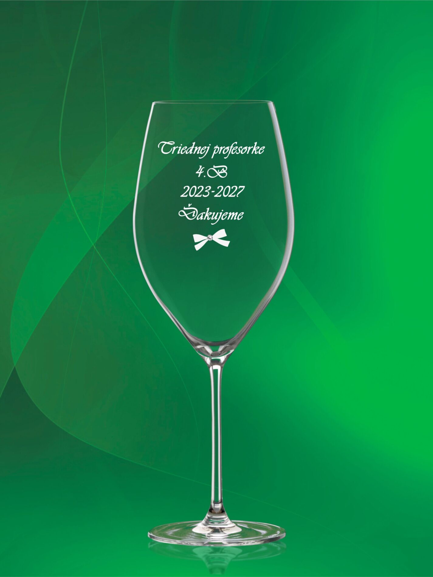 Detailné gravírovanie na čaše na stužkovú pre profesorov.