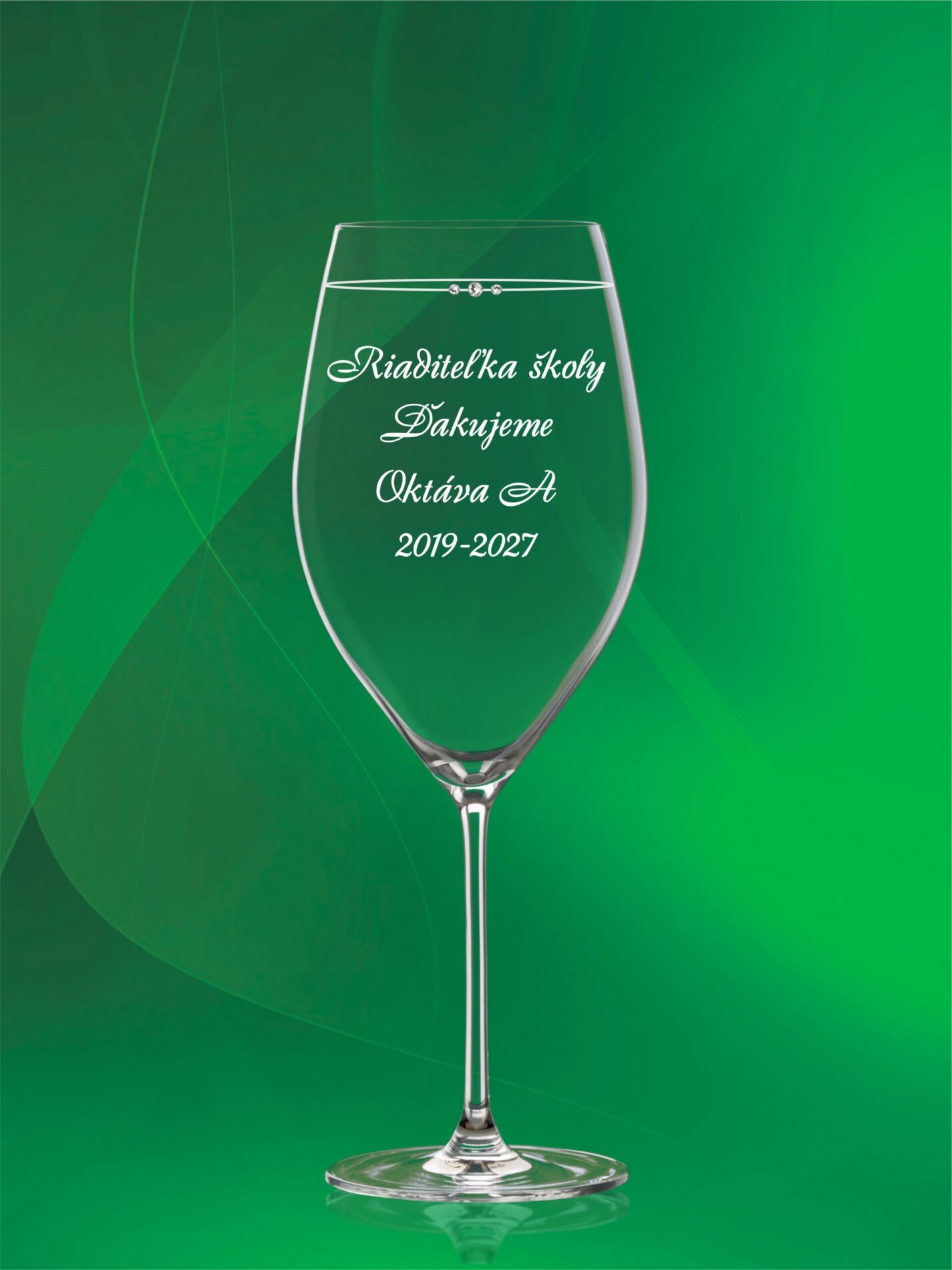 Detailné gravírovanie na čaše na stužkovú pre profesorov.