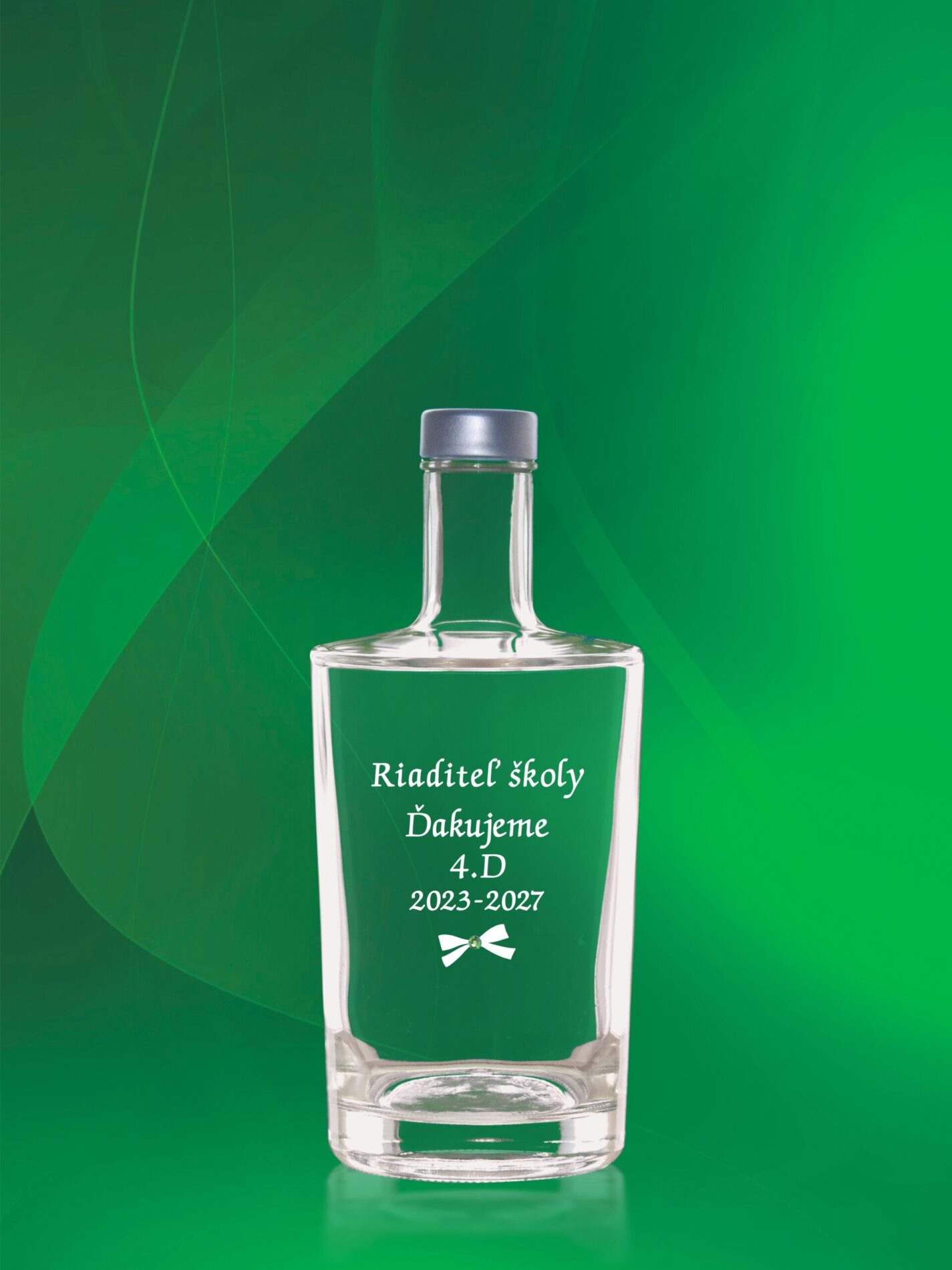 Detailné gravírovanie na fľašu na stužkovú pre profesorov.