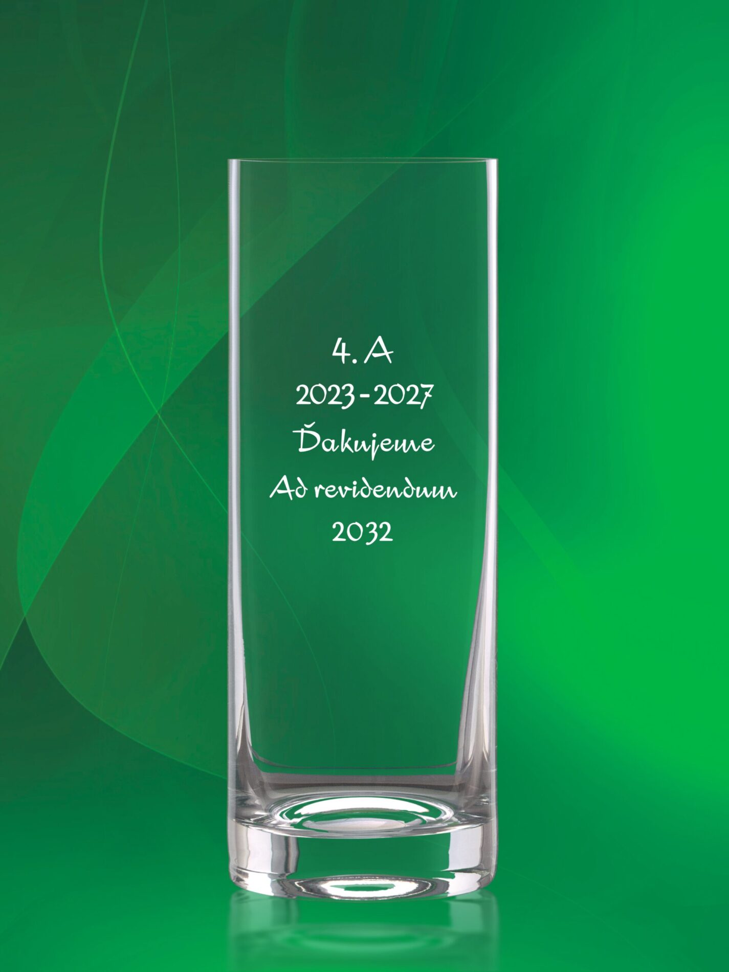 Detailné gravírovanie na vázu na stužkovú pre profesorov.