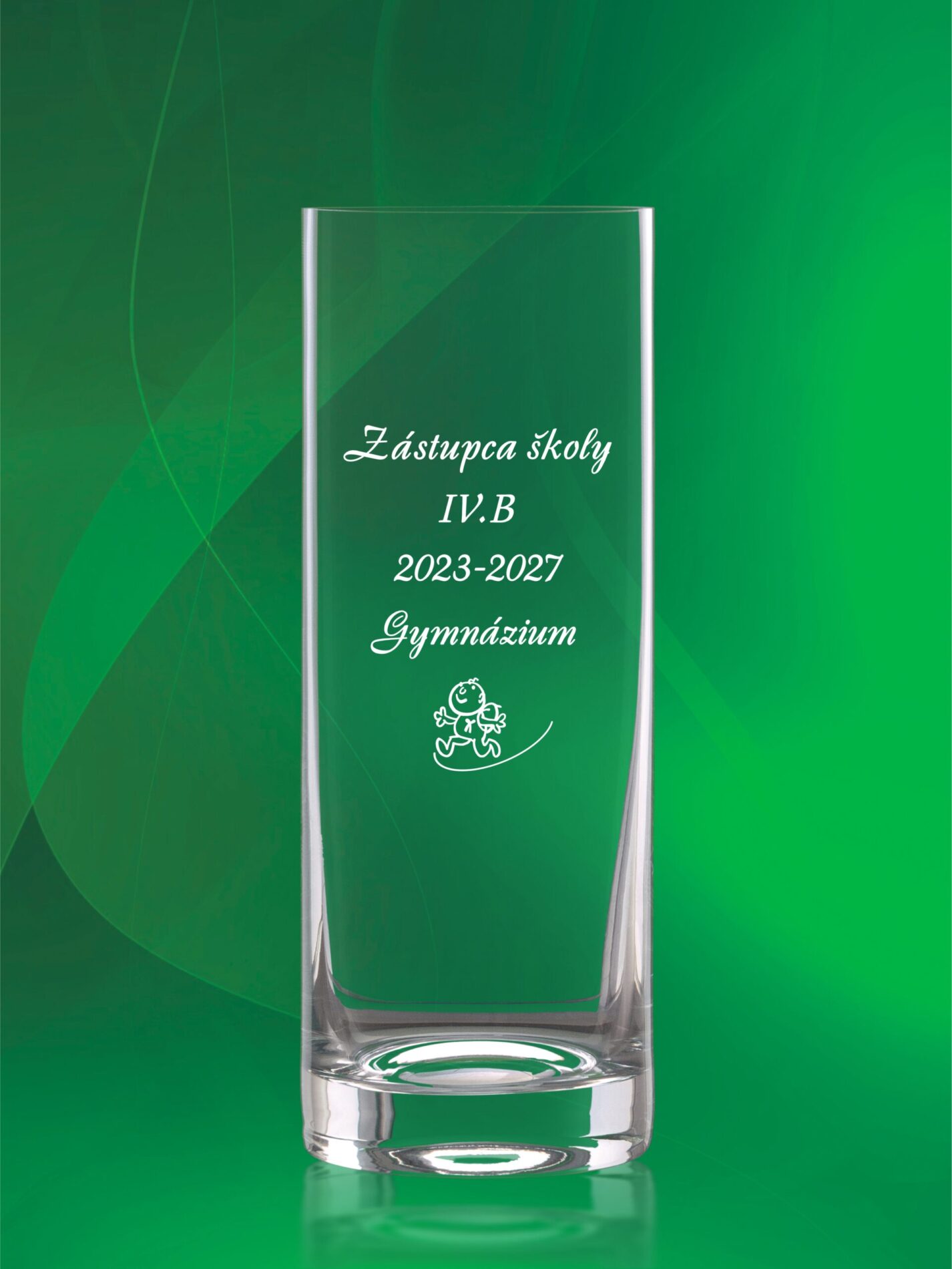 Detailné gravírovanie na vázu na stužkovú pre profesorov.