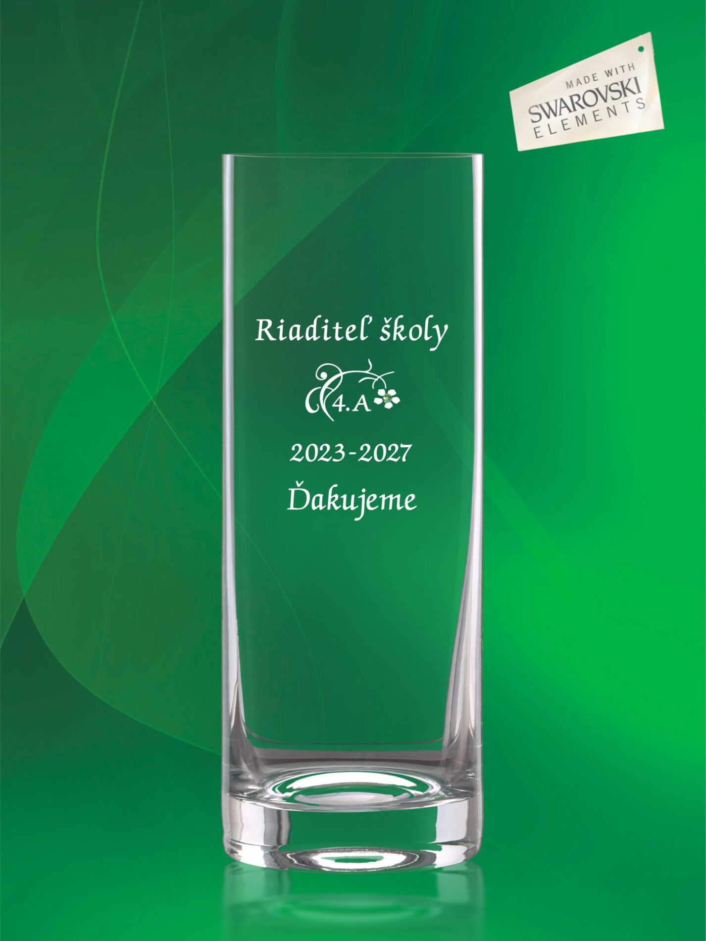 Detailné gravírovanie na vázu na stužkovú pre profesorov.