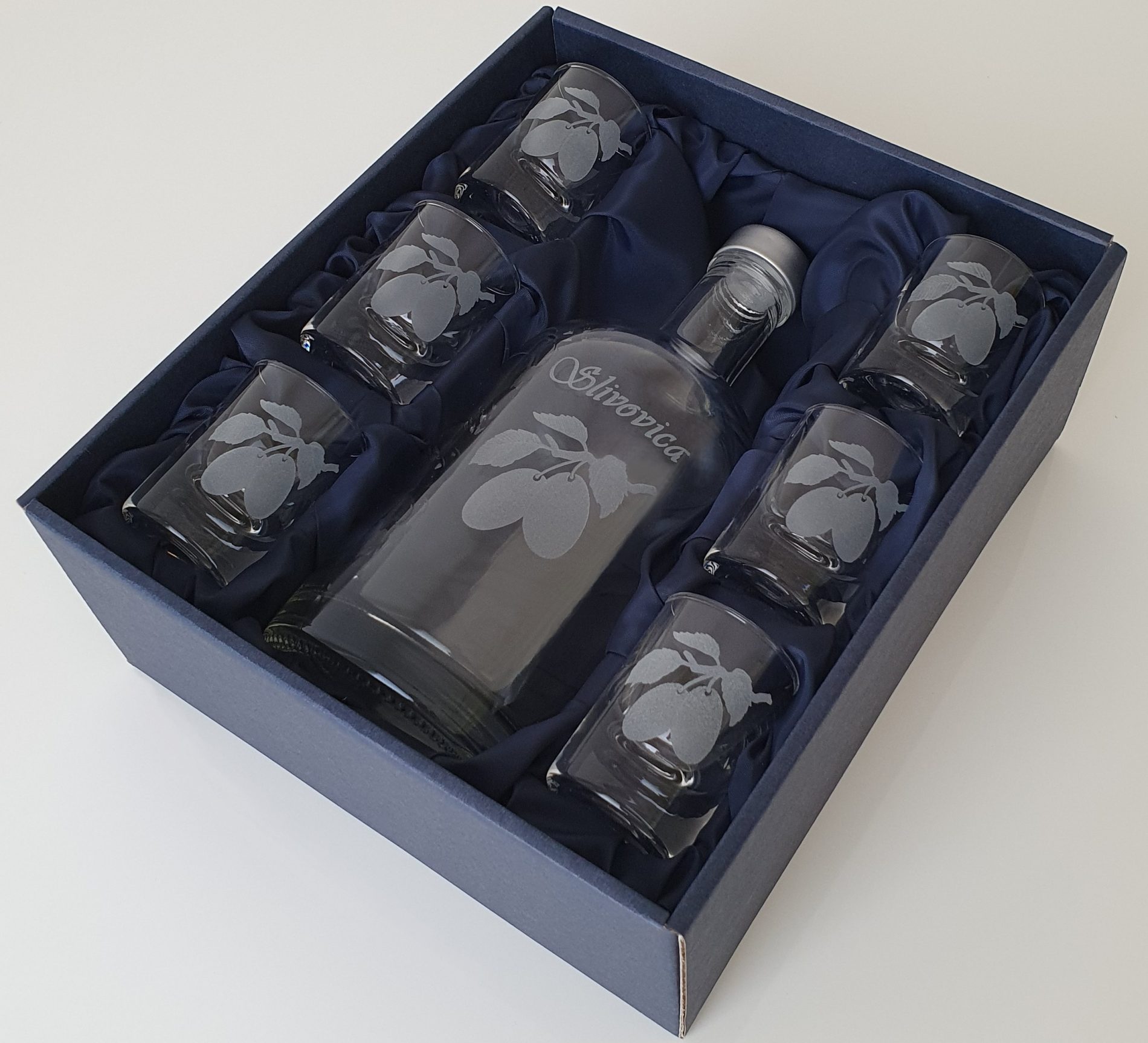 Slivovica, likér set fľaša 0,5 l (0,7 l) + 6 ks pohár 30 ml – Obrázok 3