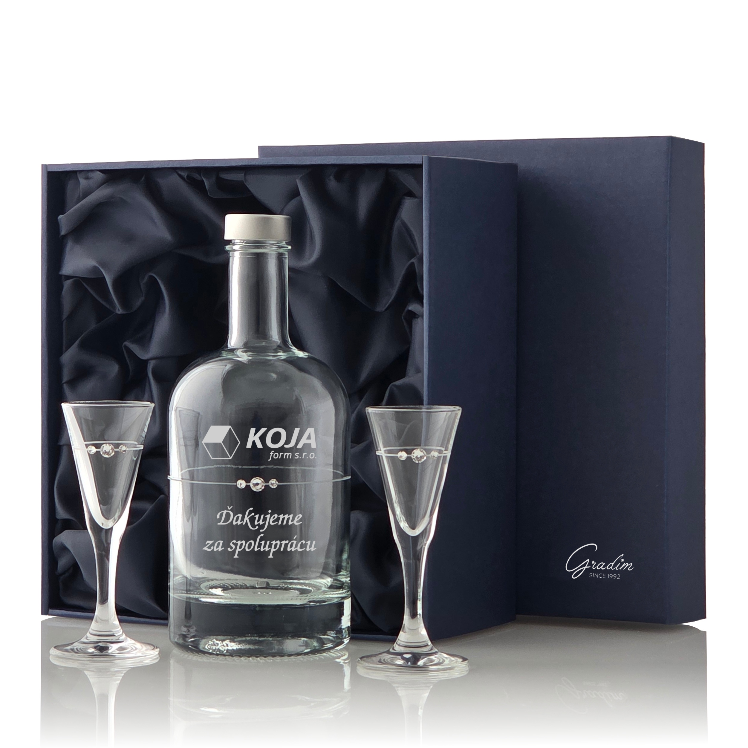 Firemný likér set s gravírovanou fľaškou 0,5 l a 2 kalíškami 30 ml ručne zdobenými Swarovski kryštálmi.